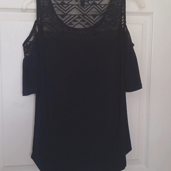 AUW Tops - Small cold shoulder navy top. EUC.